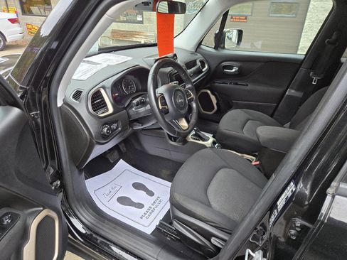 Used 2017 Jeep Renegade Latitude w/ Cold Weather Group image 10