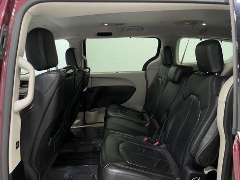 Used 2017 Chrysler Pacifica Touring-L Plus image 31