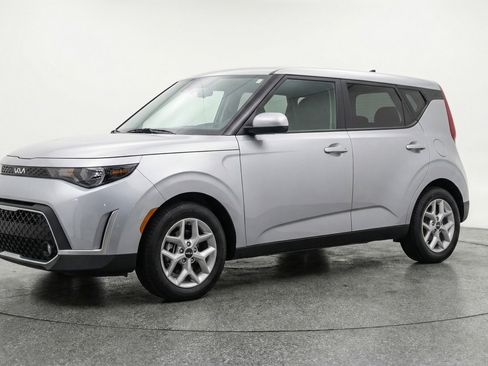 Used 2025 Kia Soul LX w/ LX Technology Package image 3