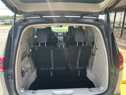 Used 2023 Chrysler Pacifica Touring-L FWD image 6