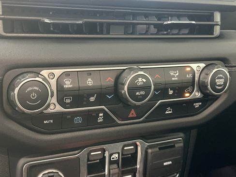 Used 2024 Jeep Wrangler Unlimited Sahara w/ Technology Group AWD/4WD image 23