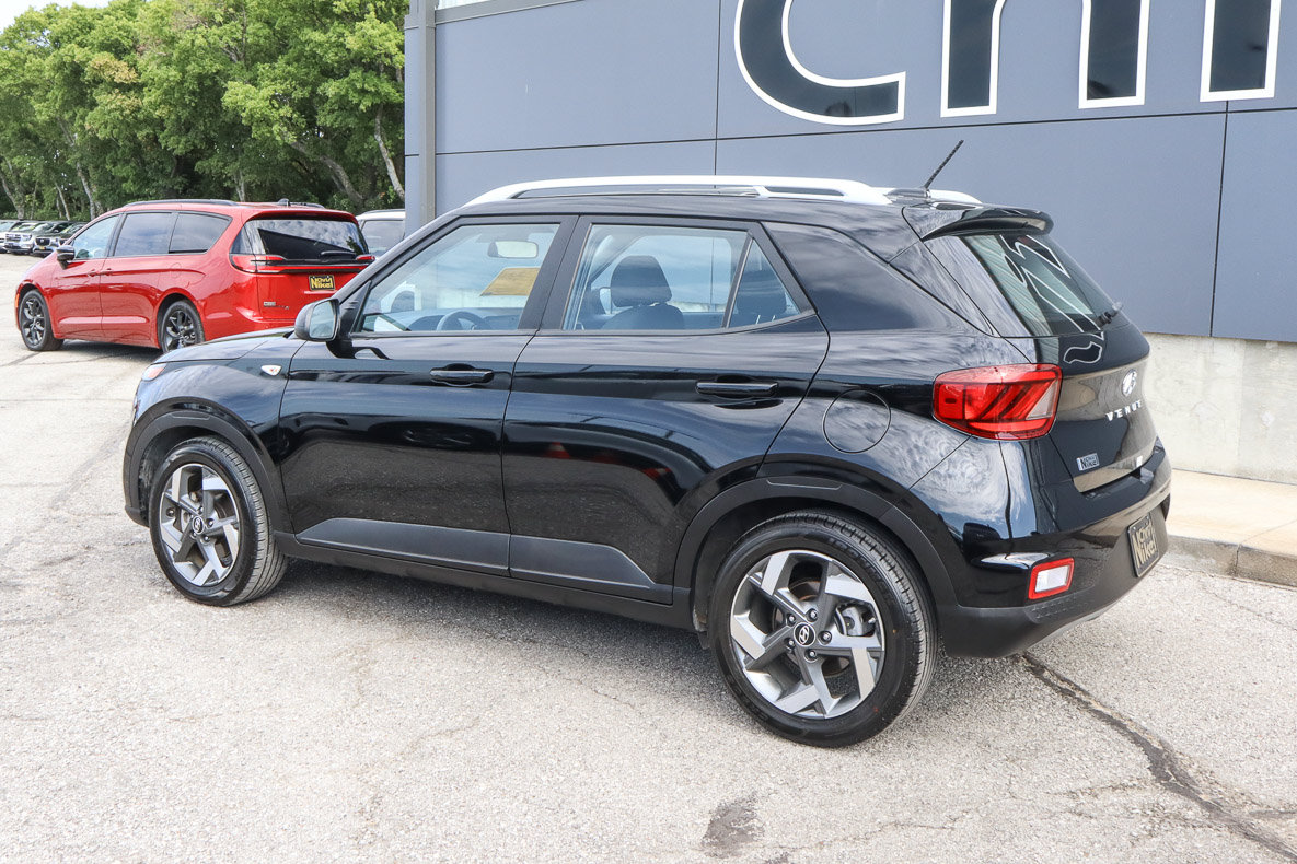 Used 2025 Hyundai Venue SEL FWD image 6