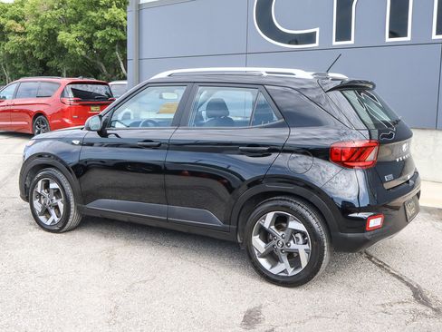 Used 2025 Hyundai Venue SEL FWD image 6