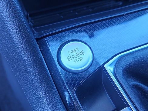 Certified 2025 Volkswagen Taos SE image 17