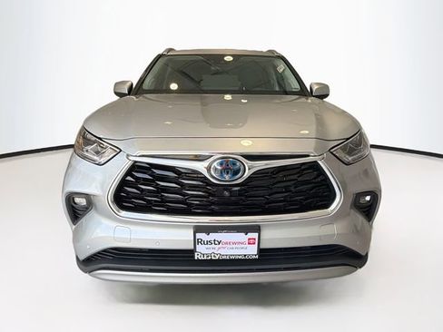 Used 2021 Toyota Highlander Platinum FWD image 2