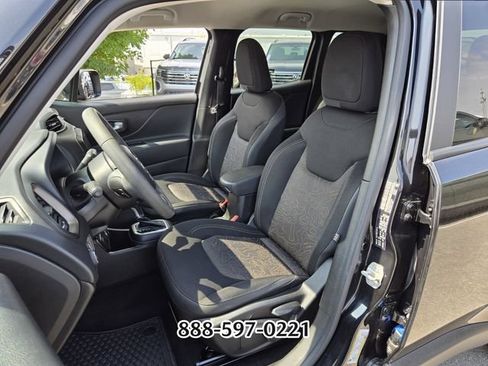 Used 2023 Jeep Renegade Latitude AWD/4WD image 9