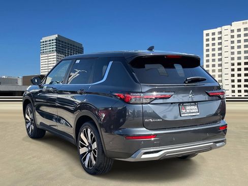 New 2025 Mitsubishi Outlander SE image 3