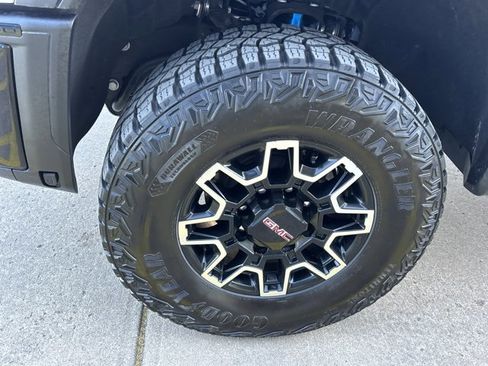 Used 2024 GMC Sierra 2500 AT4X image 13