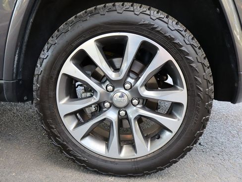 Used 2018 Jeep Grand Cherokee Overland AWD/4WD image 42