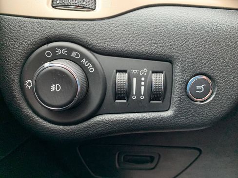Used 2014 Jeep Cherokee Latitude w/ Comfort/Convenience Group AWD/4WD image 23