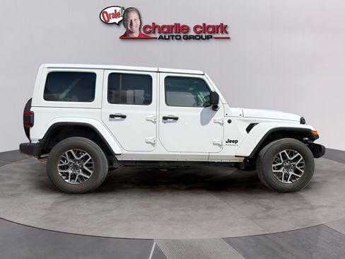 Used 2025 Jeep Wrangler Unlimited Sahara AWD/4WD image 8