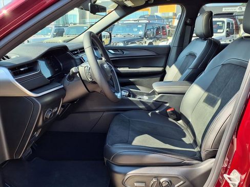 New 2025 Jeep Grand Cherokee L Altitude image 12