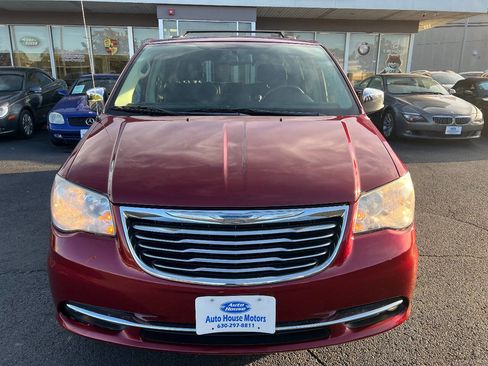 Used 2014 Chrysler Town & Country Touring-L image 5