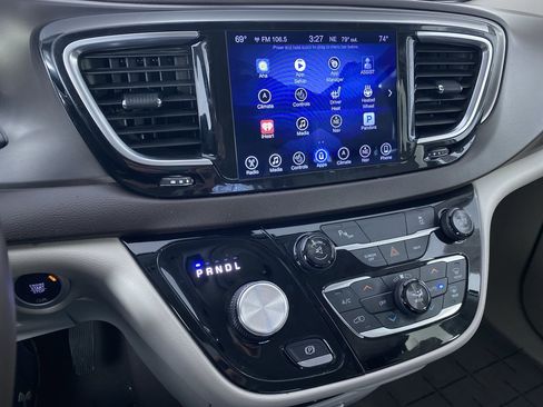 Used 2017 Chrysler Pacifica Touring-L Plus image 5