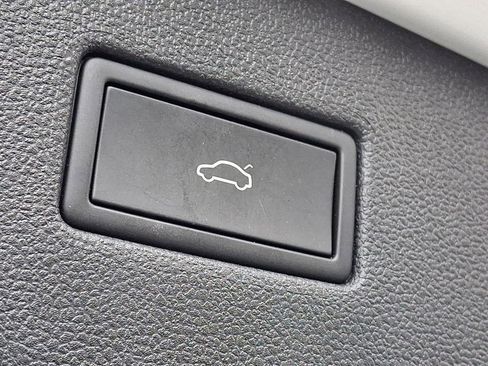 Used 2022 Volkswagen Tiguan SE w/ Panoramic Sunroof Package image 28