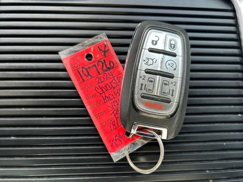 Used 2024 Chrysler Pacifica Limited FWD image 62
