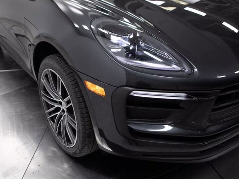 Certified 2025 Porsche Macan image 12