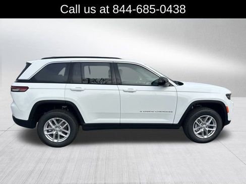 New 2025 Jeep Grand Cherokee Laredo image 4