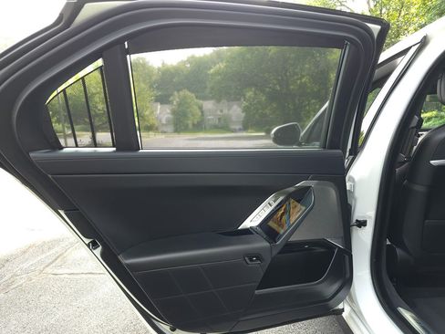 Used 2023 BMW 740i image 31