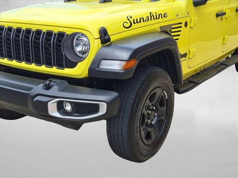 Used 2024 Jeep Gladiator Sport AWD/4WD image 9