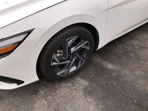 Used 2025 Hyundai Elantra Sport image 2