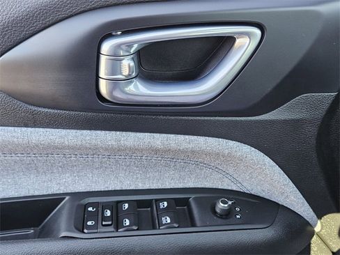 Used 2024 Jeep Compass Latitude w/ Sun and Sound Group image 29