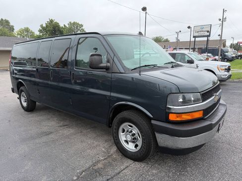 Used 2017 Chevrolet Express 3500 LT w/ LT Preferred Equipment Group RWD image 4