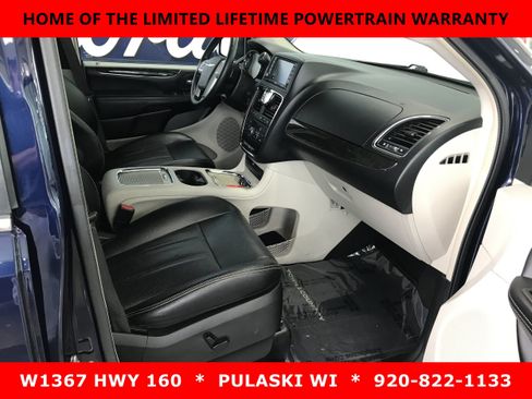 Used 2016 Chrysler Town & Country Touring FWD image 4