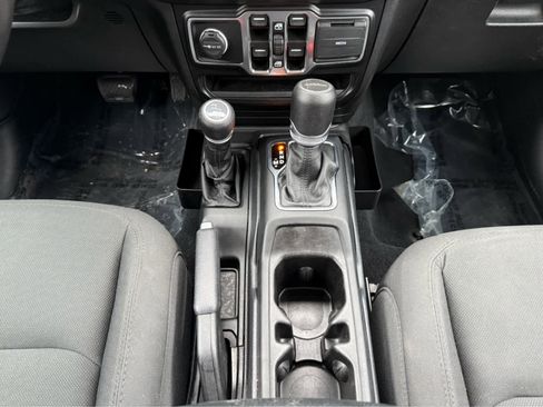 Used 2021 Jeep Gladiator Sport image 22