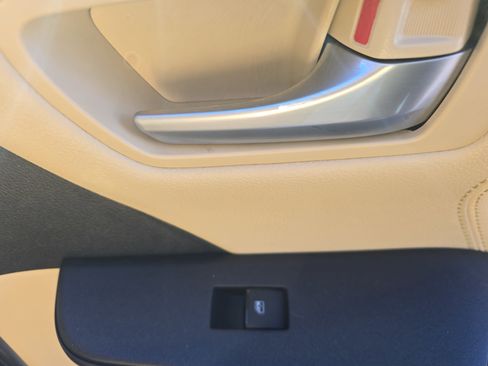 Used 2015 Toyota Camry XLE image 12