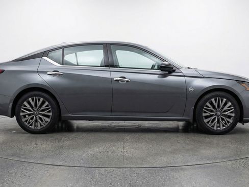 Used 2025 Nissan Altima 2.5 SV image 11