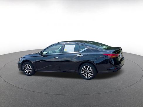 Used 2025 Nissan Altima 2.5 SV FWD image 8