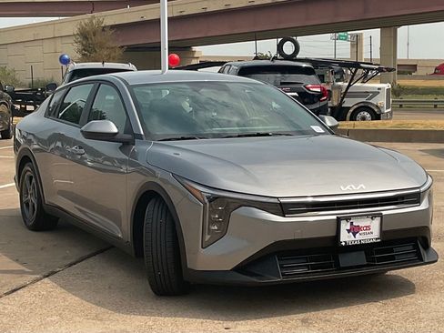 Used 2025 Kia K4 FWD image 3
