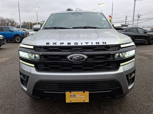 Used 2023 Ford Expedition Limited image 3