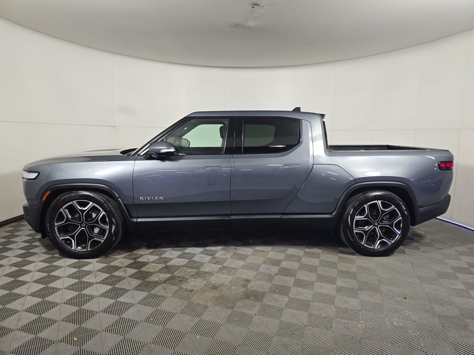 Used 2024 Rivian R1T Adventure Dual AWD/4WD image 2