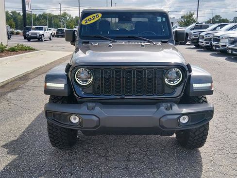 Used 2025 Jeep Gladiator Mojave AWD/4WD image 8