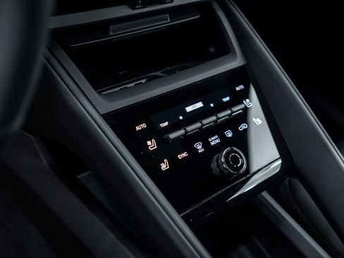 Certified 2025 Porsche Macan 4S Electric AWD/4WD image 16