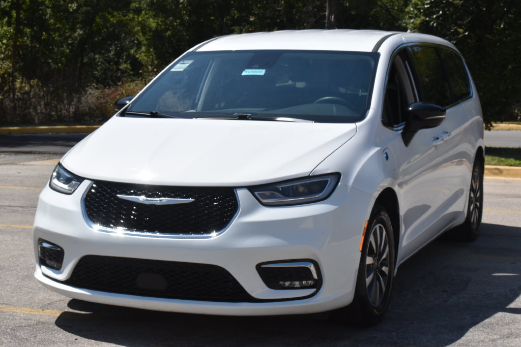 Used 2024 Chrysler Pacifica Limited FWD image 8