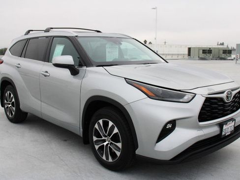 Certified 2022 Toyota Highlander XLE image 2