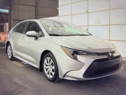Used 2025 Toyota Corolla LE FWD image 2