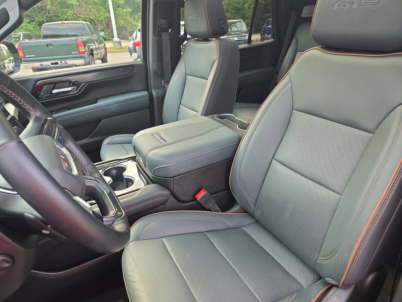 Used 2025 GMC Yukon AT4 w/ AT4 Premium Package AWD/4WD image 16
