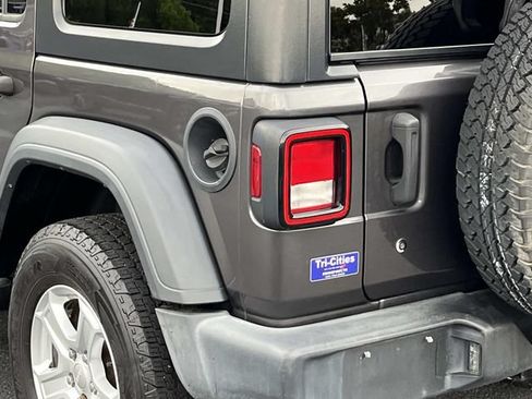 Used 2018 Jeep Wrangler Unlimited Sport S AWD/4WD image 5