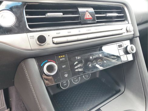 Used 2025 Genesis G70 2.5T image 19