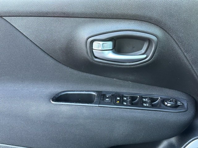Used 2020 Jeep Renegade Latitude AWD/4WD image 11