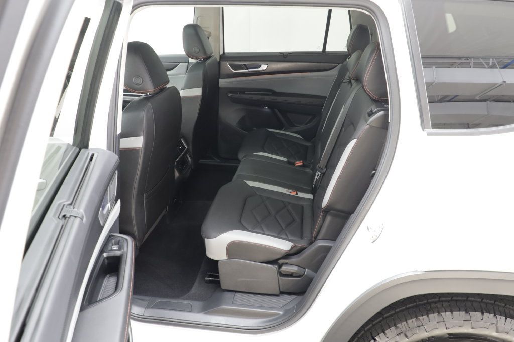 Used 2026 Volkswagen Atlas Peak Edition AWD/4WD image 14
