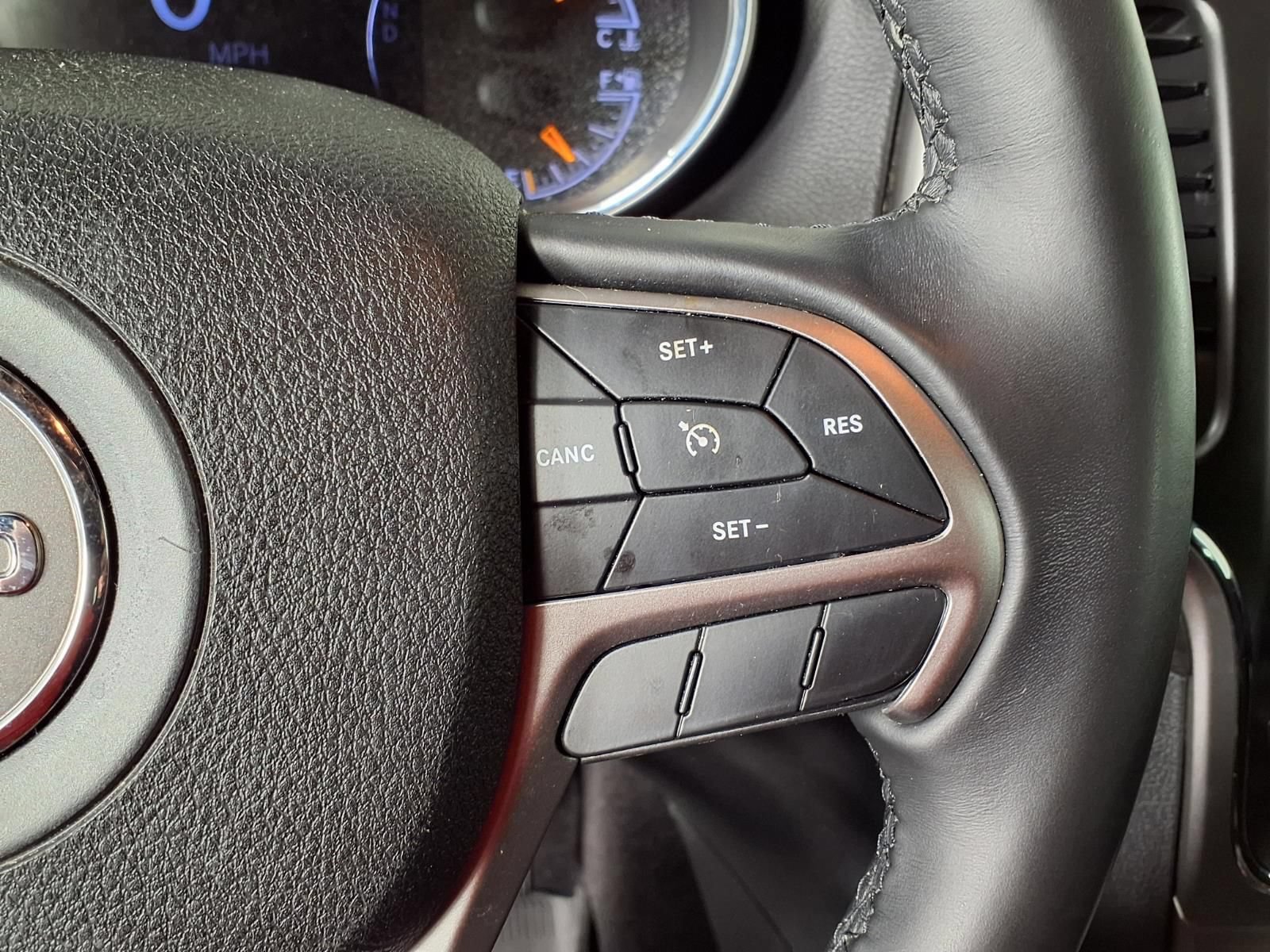 Used 2018 Jeep Grand Cherokee Laredo RWD image 24