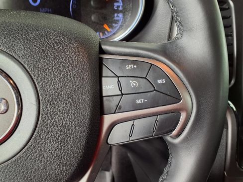 Used 2018 Jeep Grand Cherokee Laredo RWD image 24