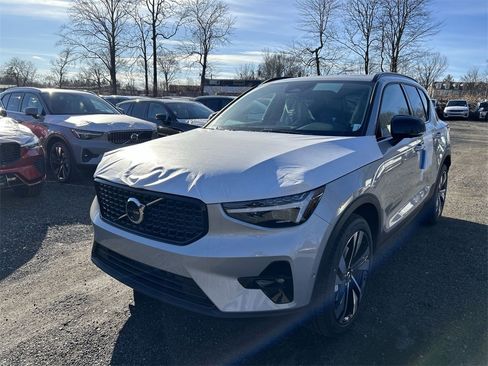 New 2025 Volvo XC40 B5 Plus w/ Climate Package image 4