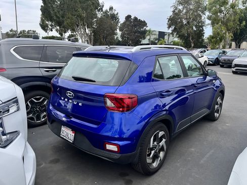 Used 2023 Hyundai Venue Limited image 3