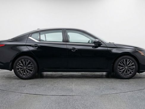 Used 2025 Nissan Altima 2.5 SV image 11